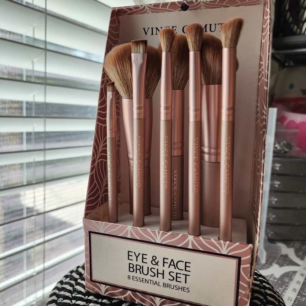 Vince Camuto Eye & Face Brush Set in rose gold